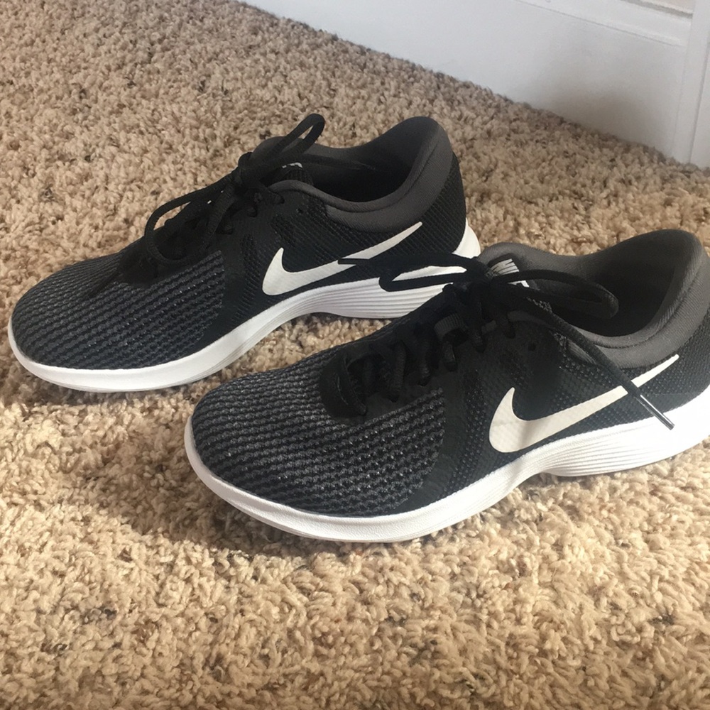 black & white Nike tennis shoes